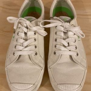 Cariuma OCA Low White Organic Cotton Canvas Sneakers Shoes Women's 9 / 40
